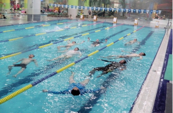 성인들이 생존수영 교육과정에서 누워뜨기를 배우고 있다. 사진=한국생존수영협회
