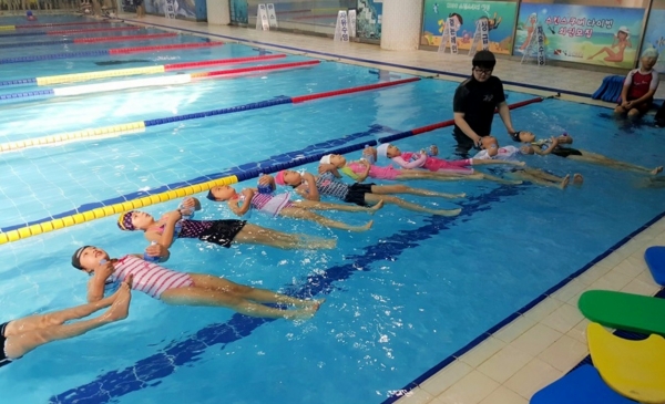 초등학생들이 생존수영 교육을 받는 모습. 사진=한국생존수영협회
