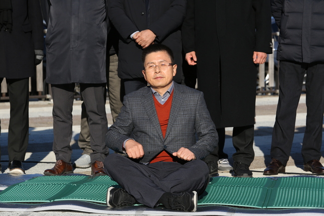 황교안 자유한국당 대표가 20일 오후 청와대 앞에서 '무기한 단식투쟁'에 돌입했다. ⓒ정아인 기자 