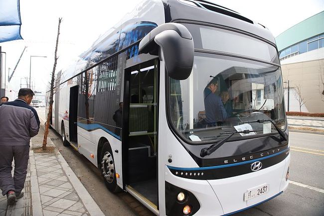 정부가 S-BRT 표준 지침을 마련하고, 인천계양·부천대장, 창원, 인천, 성남, 세종 등 총 5곳을 시범사업으로 선정했다. 사진은 S-BRT 도입 후 출퇴근 시간대 등에 투입될 전기굴절버스 (사진=세종도시교통공사)
